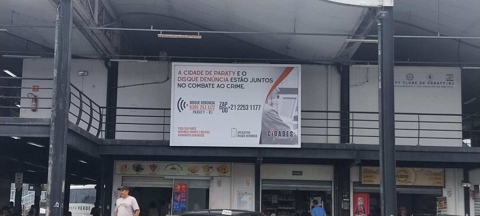 Outdoor do Disque Denúncia Paraty é instalado na Rodoviária da cidade